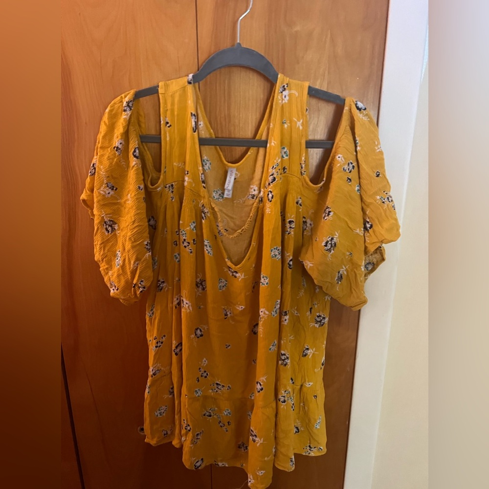 Xhiliration cold shoulder top size 1x